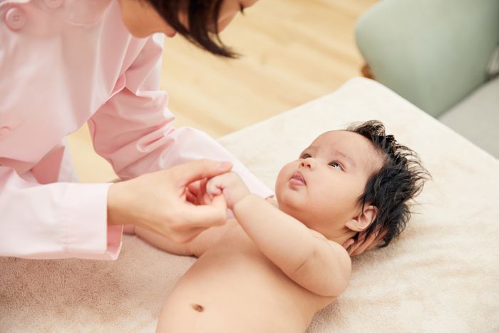 1633680079159277.jpg 摄图网_501694446_高档月子中心护工和婴儿互动(企业商用).jpg