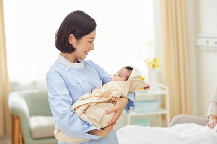 1634985105903945.jpg 摄图网_501694182_高档月子中心护工和婴儿互动(企业商用).jpg