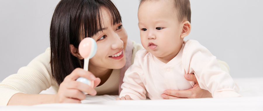 1636094194222961.jpg 摄图网_501728688_wx_月嫂用玩具逗宝宝(企业商用).jpg