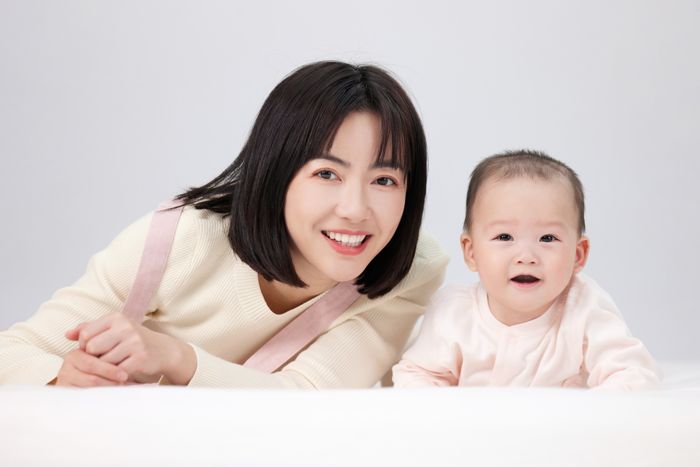 1640937718834586.jpg 摄图网_501725321_婴儿与月嫂的温馨互动(企业商用).jpg