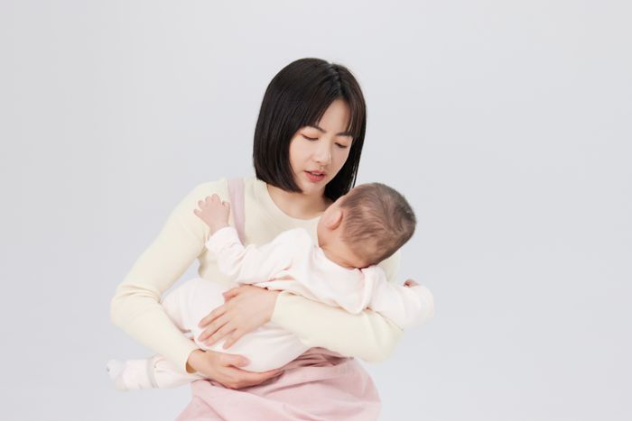 1640943827774933.jpg 摄图网_501725324_抱着婴儿小宝宝的月嫂(企业商用).jpg