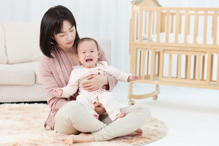 1641448778880225.jpg 摄图网_501725428_安抚哭泣婴儿的月嫂(企业商用).jpg