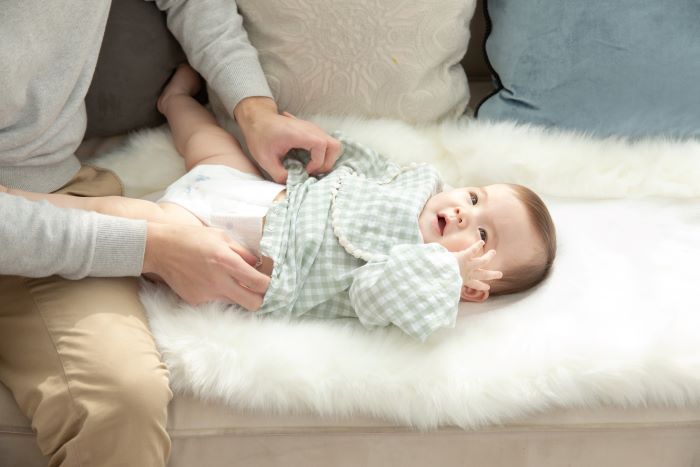 摄图网_501577151_父亲给婴儿换尿片（企业商用）.jpg