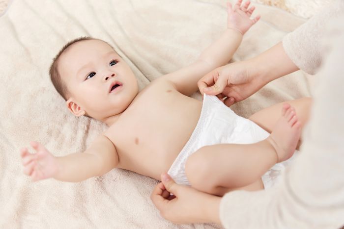 1642313755980176.jpg 摄图网_501725392_母亲帮婴儿小宝宝穿尿不湿(企业商用).jpg