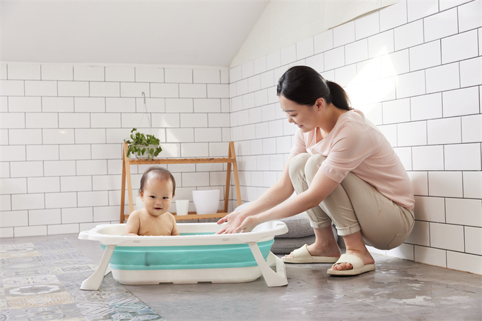 1643276293760822.jpg 摄图网_501776445_母婴居家妈妈给宝宝洗澡(企业商用).jpg