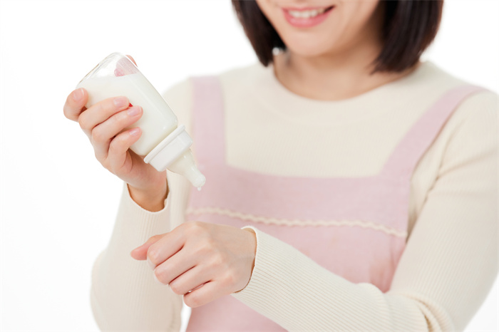 1644219719784916.jpg 摄图网_501728713_月嫂用手背测试牛奶水温(企业商用) (1).jpg