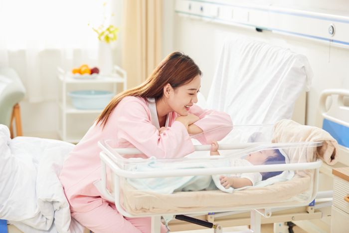 1648029051600412.jpg 摄图网_501692287_banner_年轻妈妈和婴儿车里的宝宝互动(企业商用).jpg