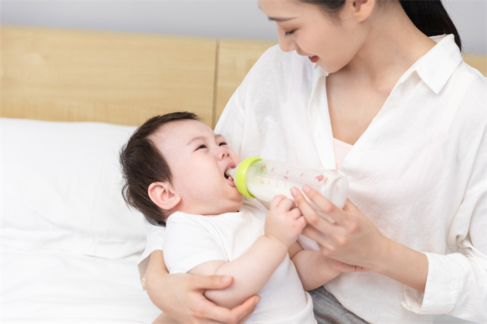 1648174137107985.jpg 摄图网_501625227_妈妈喂婴儿吃东西(企业商用).jpg