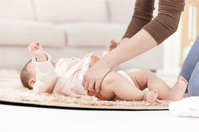 摄图网_501725381_帮婴儿小宝宝换衣服（企业商用） - 副本.jpg