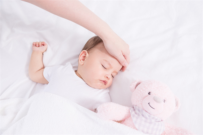 摄图网_501346776_母婴抚摸额头（企业商用）.jpg