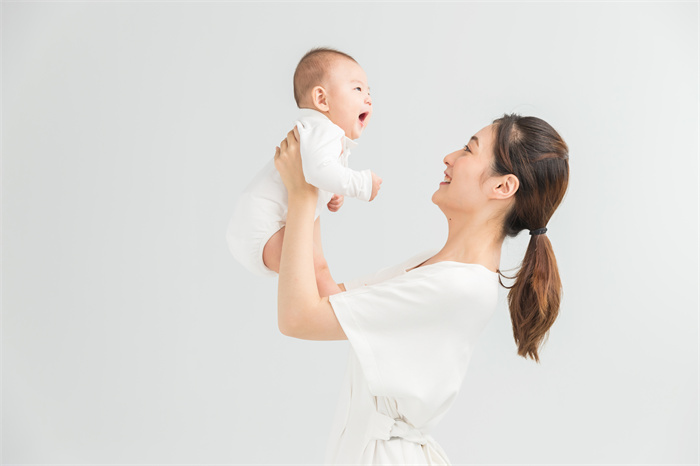 摄图网_500962191_母婴妈妈举起宝宝（企业商用）.jpg