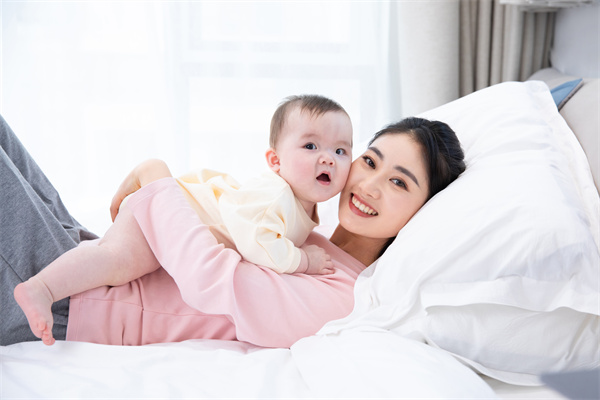 1656576563263377.jpg 摄图网_501576985_妈妈和婴儿幸福玩闹(企业商用).jpg