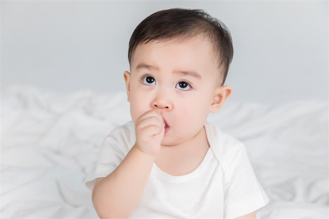 1657272093493372.jpg 摄图网_501199487_婴儿吸手指(企业商用).jpg