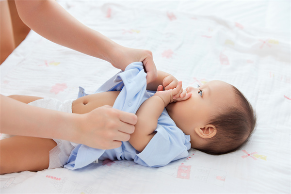 1657703514244434.jpg 摄图网_501776451_居家生活妈妈给宝宝换纸尿裤(企业商用).jpg