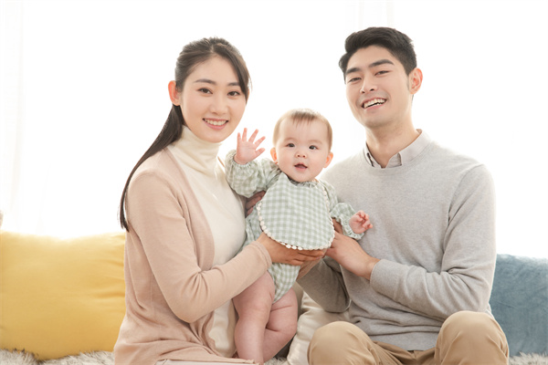 1658304697858159.jpg 摄图网_501577110_爸爸妈妈和婴儿一起玩闹(企业商用).jpg