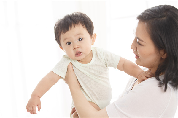 1658479617655321.jpg 摄图网_501940987_婴儿单亲家庭两个人妈妈和宝宝(企业商用).jpg