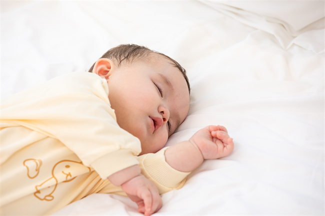 1658566429264133.jpg 摄图网_501532887_宝宝侧卧睡觉(企业商用).jpg