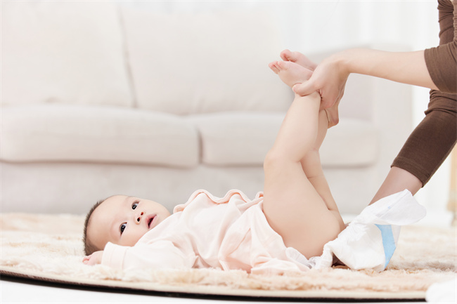 1658567014784115.jpg 摄图网_501725379_母亲给婴儿宝宝更换尿布(企业商用).jpg