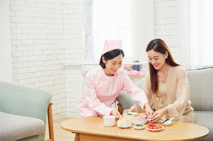 1658912191326084.jpg 摄图网_501692299_月子中心护工给产妇准备月子餐(企业商用) (1).jpg