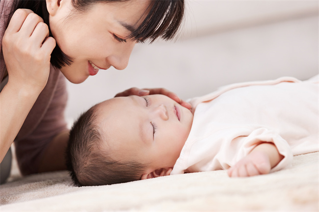 1661159808888135.jpg 摄图网_501728707_喜爱小宝宝的月嫂(企业商用).jpg