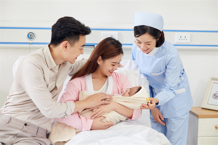 1662859258886998.jpg 摄图网_501692318_新生儿父母和月子中心护工形象(企业商用).jpg