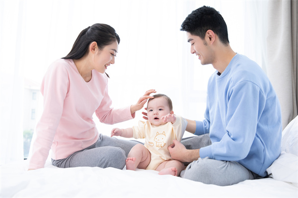 1663205282587202.jpg 摄图网_501577023_父母和婴儿一起在床上玩耍(企业商用).jpg