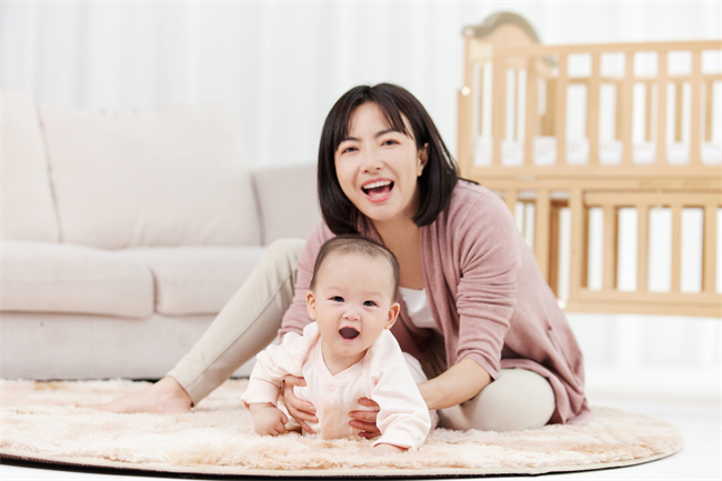 1663292620842942.jpg 摄图网_501728694_开心的婴儿宝宝和月嫂形象(企业商用).jpg