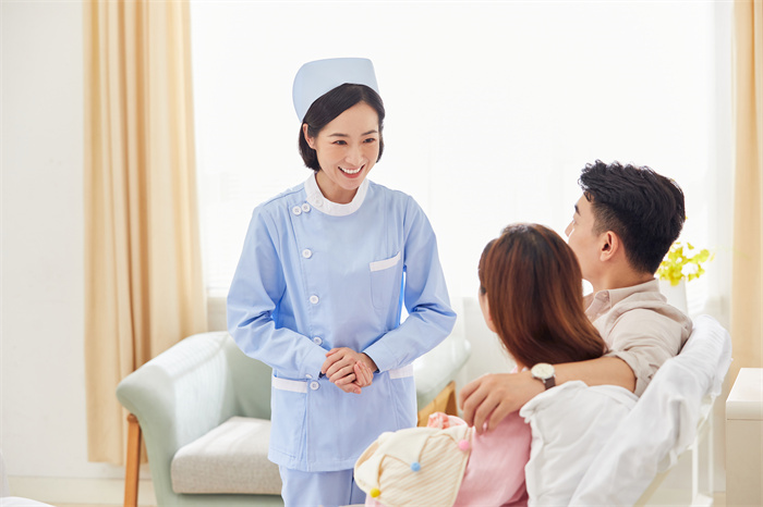 1663377506165370.jpg 摄图网_501693712_月子中心护工问候新生儿父母(企业商用).jpg