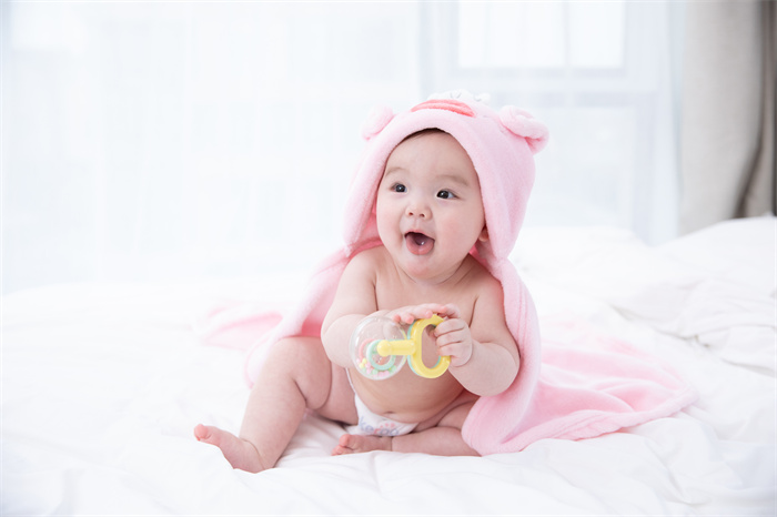 1666661415227279.jpg 摄图网_501577059_婴儿拿着牙胶玩具玩耍(企业商用).jpg